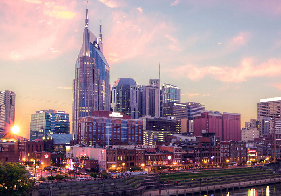 The sun is setting behind the Nashville Tennessee skyline (C) Malcolm MacGregor / Getty Images